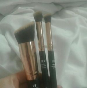 Simply essentials brushes.
